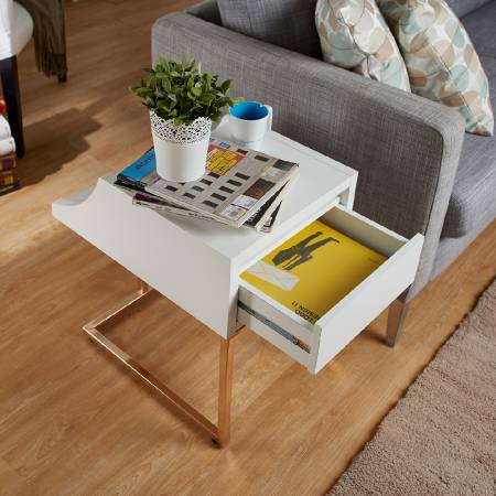 Na zadní straně je zásuvka.